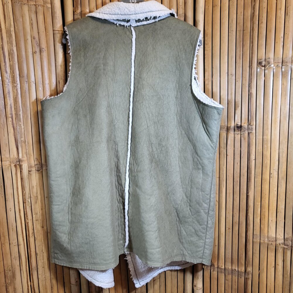 d&co Naturals Faux Suede to Sherpa Reversible Vest XL Olive - Picture 2 of 8